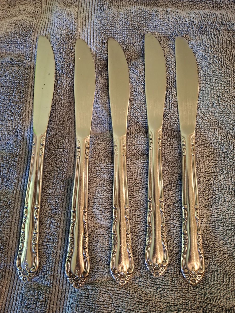 Ornate Stainless Steel Flatware Set - Polished Silver Finish 14 Pieces